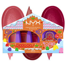 Packshot del NYX Professional Makeup Holiday Smushy Kit davanti a una casetta di pan di zenzero; due swatch visibili nei toni del rosa e del rosso.