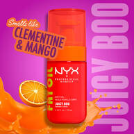 Olio corpo NYX Professional Makeup Juicy Boo Fat Oil in un flacone arancione acceso su sfondo viola, con focus sulla fragranza clementina e mango e grafica agrumata.