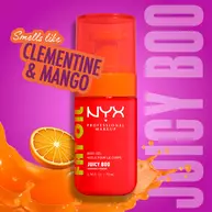 Olio corpo NYX Professional Makeup Juicy Boo Fat Oil in un flacone arancione acceso su sfondo viola, con focus sulla fragranza clementina e mango e grafica agrumata.