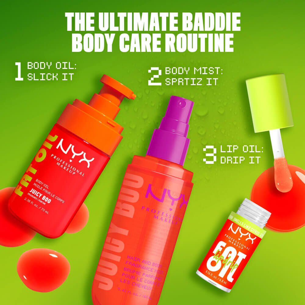 Routine corpo NYX Professional Makeup Juicy Boo con olio corpo, spray profumato e lucidalabbra Fat Oil Lip Drip su sfondo verde; illustra i passaggi: leviga, nebulizza e applica.
