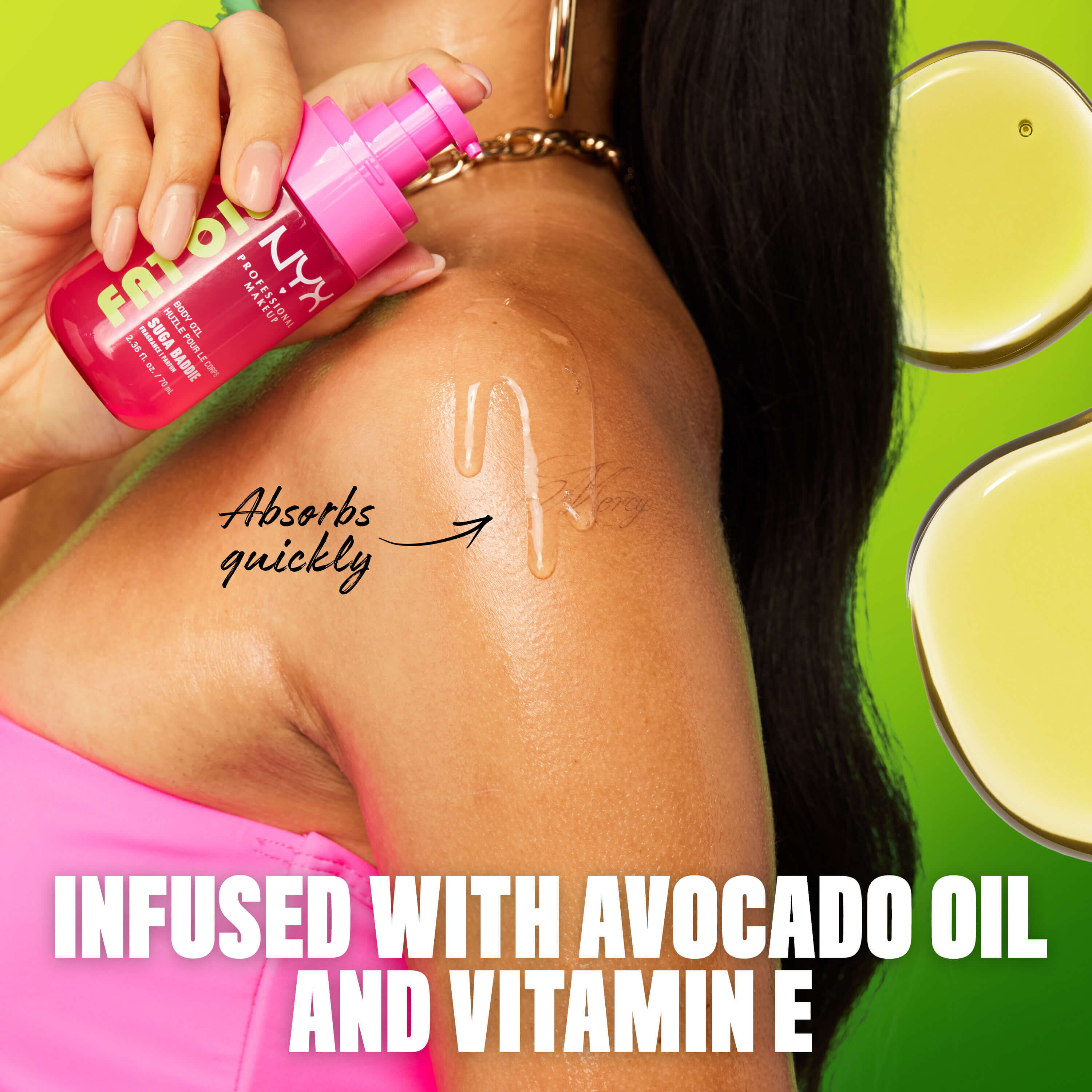 La modella applica l'olio corpo NYX Professional Makeup Fat Oil (Suga Baddie) sulla spalla, evidenziando la formula arricchita con olio di avocado e vitamina E.