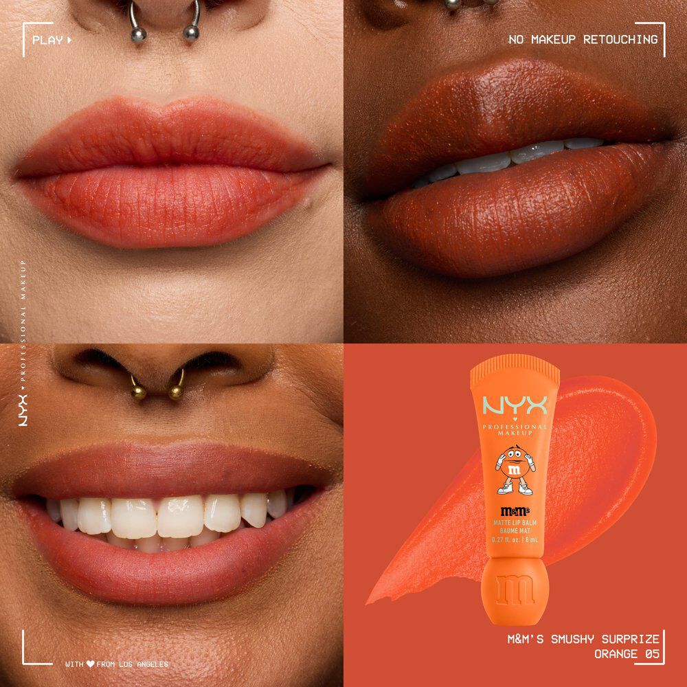 Collage ravvicinato di tre modelle che indossano il balsamo labbra opaco NYX Professional Makeup M&M'S Smushy Surprize Orange 05, con il tubetto arancione e il relativo swatch labbra mostrati sulla destra.