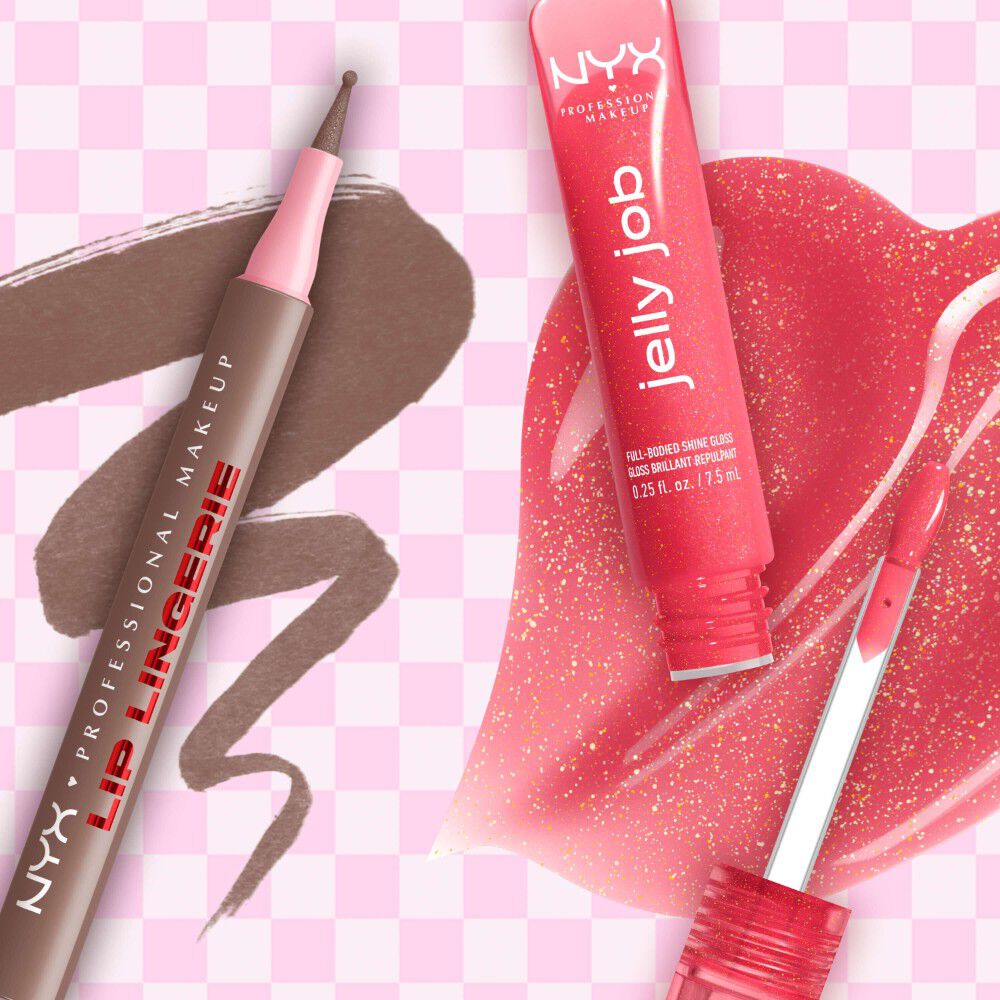 NYX Professional Makeup Lip Lingerie Lip Liner Stain nella tonalita 05 Lip Lock e Jelly Job Full Bodied Shine Gloss nella tonalita 08 Jelly Kiss’d disposti in uno scatto flatlay con swatches su uno sfondo a quadretti rosa