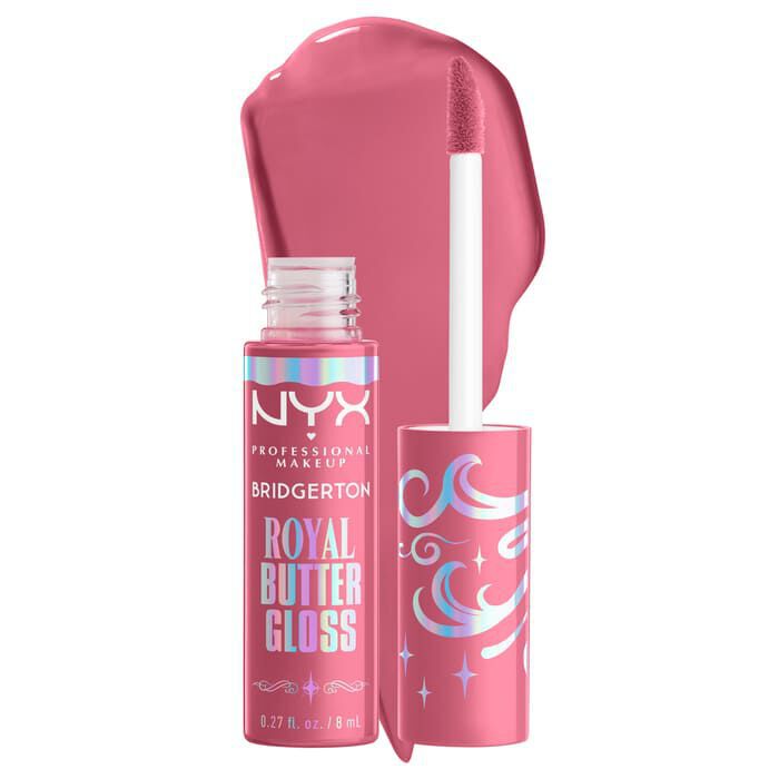 Un tubetto di NYX PMU Bridgerton Royal Butter Gloss (marrone neutro) con i loghi NYX e Bridgerton. Accanto, un ampio swatch lucido del gloss nella tonalita 01 Angel Food Cake. Perfetto per il tuo look!