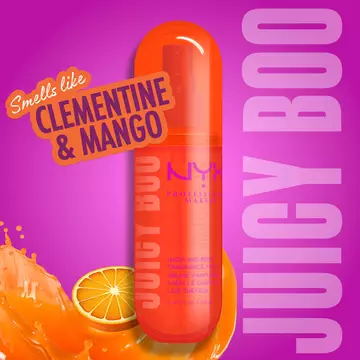 Spray profumato capelli e corpo NYX Professional Makeup Juicy Boo in flacone spray arancione acceso su sfondo viola; mette in risalto la fragranza clementina e mango con una grafica agrumata.
