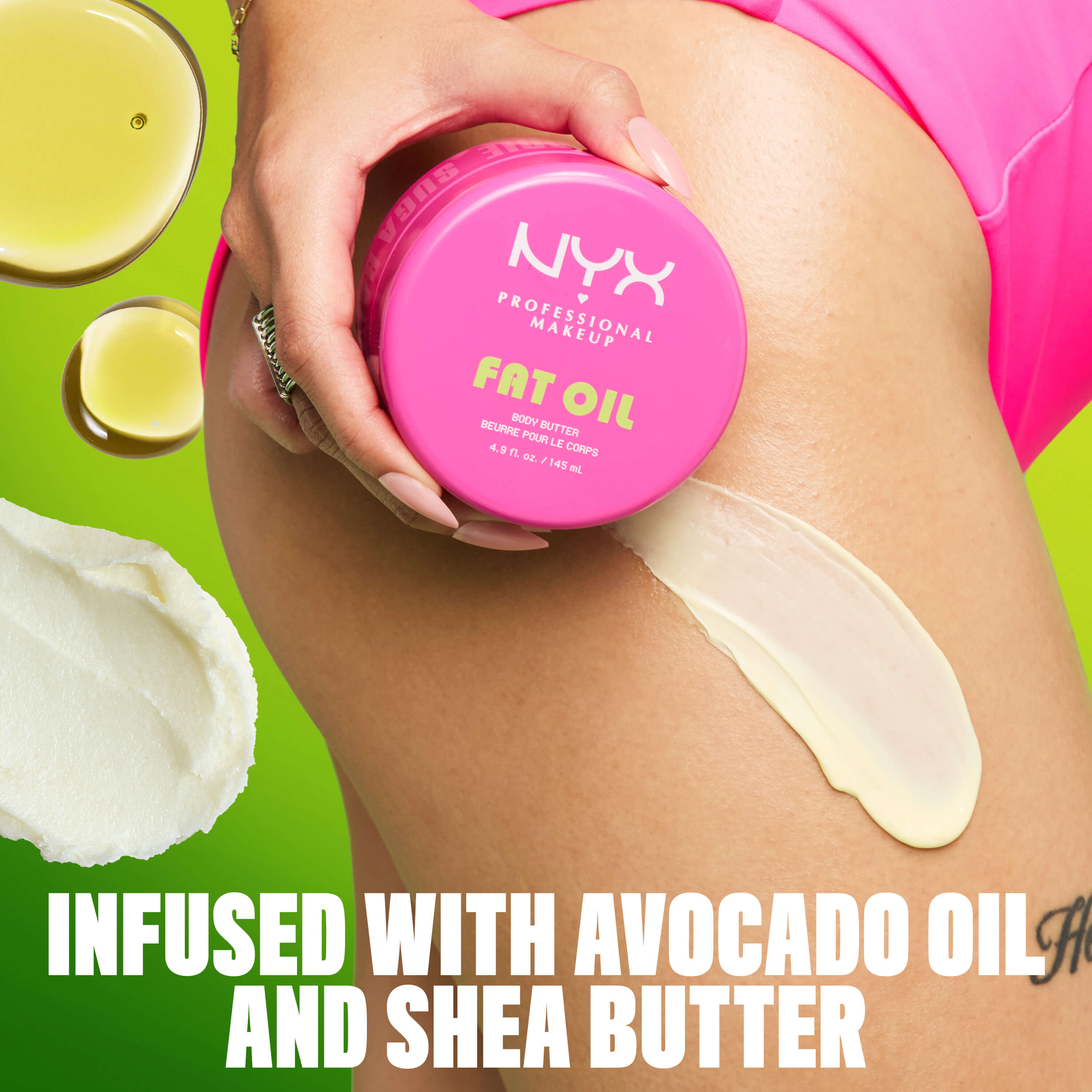 Mini burro corpo NYX Professional Makeup Fat Oil (Suga Baddie) accostato alla pelle con un campione di texture; evidenzia la formula arricchita con olio di avocado e burro di karite.