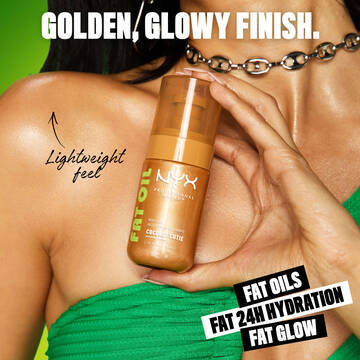 La modella tiene l'olio corpo NYX Professional Makeup Fat Oil (Coconut Cutie), mettendo in risalto il finish dorato e luminoso, l'idratazione 24 ore, l'effetto "fat glow" e la sensazione di leggerezza.