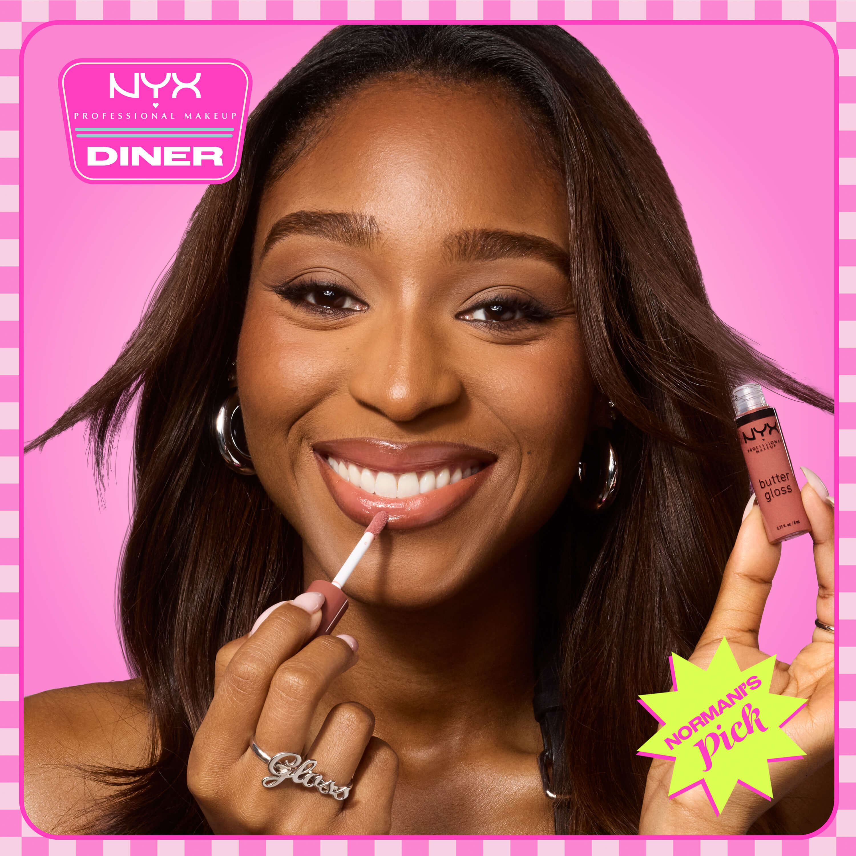 NYX Professional Makeup Slim Lip Pencil nella tonalita 820 Espresso e Butter Gloss nella tonalita 16 Praline presenti in un visual beauty con primo piano di una modella e grafiche di campagna.