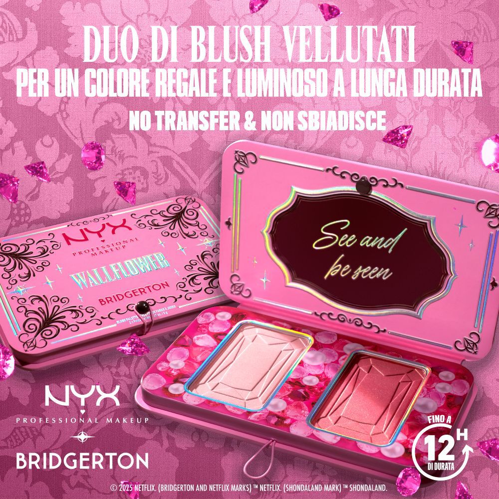 NYX Professional Makeup Bridgerton Blush Duo aperto con dueblush. Il testo evidenzia 'duo di blush vellutati per un colore regale e luminoso a lunga tenuta', piu 'no transfer & non sbiadisce' e una tenuta di '12 ORE' nella tonalita 03 The Queen