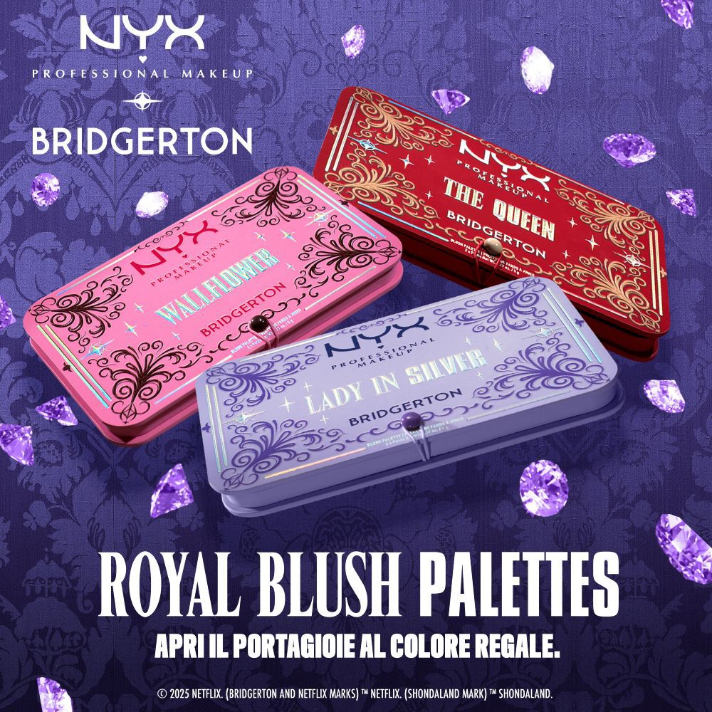 Sono esposti tre 'NYX Professional Makeup Bridgerton Blush Duo'. Uno e rosso e oro, un altro rosa e nero, e il terzo lavanda e argento. Il testo recita: 'Apri il portagioie al colore regale.'