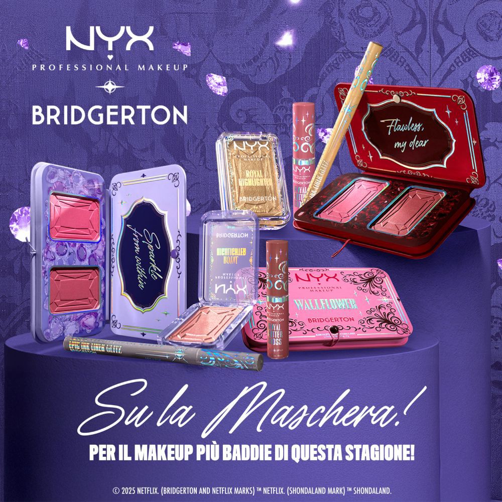 Vivace composizione della collezione NYX Professional Makeup x Bridgerton, con cosmetici ed elementi cristallini viola. La frase 'Su la maschera! Per il makeup piu baddie di questa stagione!i e visibile.