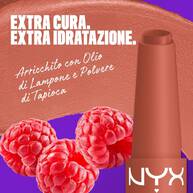 Rossetto NYX Professional Makeup Fat Matte Smooth Color con lamponi, una sfumatura di prodotto e il testo 'Arricchito con Fat Care, con Olio di Lampone e Polvere di Tapioca' su uno sfondo viola nella tonalita 01 Cozy Whipped