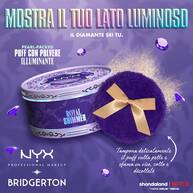 Scatola e piumino NYX Professional Makeup Bridgerton Royal Shimmer Skin Puff Illuminante con fiocco dorato, che evidenzia i benefici illuminanti per la pelle su uno sfondo viola con gioielli decorativi