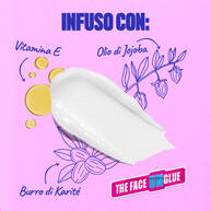 Texture del balsamo detergente con ingredienti illustrati: Vitamina E, olio di jojoba e burro di karite su sfondo rosa. 