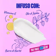 Texture del balsamo detergente con ingredienti illustrati: Vitamina E, olio di jojoba e burro di karite su sfondo rosa. 