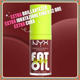 Primo piano di un singolo pack di gloss labbra NYX Fat Oil. Il testo intorno evidenzia i principali benefici: "EXTRA BRILLANTEZZA", "EXTRA IDRATAZIONE FINO A 12 ORE" ed "EXTRA PROTEZIONE". Il pack e caratterizzato da un tappo verde neon.