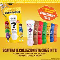 Blind Bag NYX Professional Makeup M&M'S Smushy Surprize Matte Lip Balm mostrata con pack giallo e sette tonalita colorate di balsamo labbra, oltre al testo che promuove 1 balsamo labbra opaco per bustina e l'invito a collezionarli tutti.