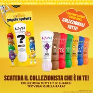 Blind Bag NYX Professional Makeup M&M'S Smushy Surprize Matte Lip Balm mostrata con pack giallo e sette tonalita colorate di balsamo labbra, oltre al testo che promuove 1 balsamo labbra opaco per bustina e l'invito a collezionarli tutti.