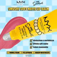 Packshot del balsamo labbra opaco NYX Professional Makeup The Simpsons Smushy Matte con testo sui benefici del prodotto e swatch rosa su sfondo blu, tonalita 01 Smarty Pink.