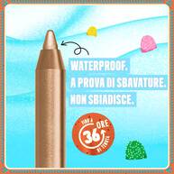 Presenta un primo piano della punta di un eyeliner dorato su uno sfondo azzurro chiaro e festoso. Il testo mette in evidenza i suoi benefici: "WATERPROOF, A PROVA DI SBAVATURE, NON SBIADISCE" e sottolinea " FINO A 36 ORE DI TENUTA" con un'icona a forma di orologio