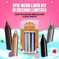 Presenta il packaging del Kit Holiday Epic Wear Liner Stick di NYX Professional Makeup. Il testo indica: "CON TRE SHADE METALLICHE E UNA MATTE." Le quattro matite eyeliner (nera, argento, oro e marrone) sono disposte intorno al kit.