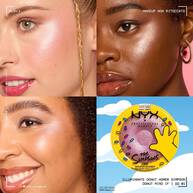 Griglia delle tonalita dell'illuminante NYX Professional Makeup The Simpsons che mostra gli swatch del prodotto su diverse carnagioni con packaging a tema ciambella, tonalita 01 Donut mind if I do.