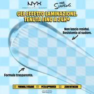 Immagine dei benefici del gel sopracciglia NYX Professional Makeup The Simpsons Mega Glue che mostra lo swatch trasparente e le caratteristiche del prodotto su sfondo a scacchi blu.