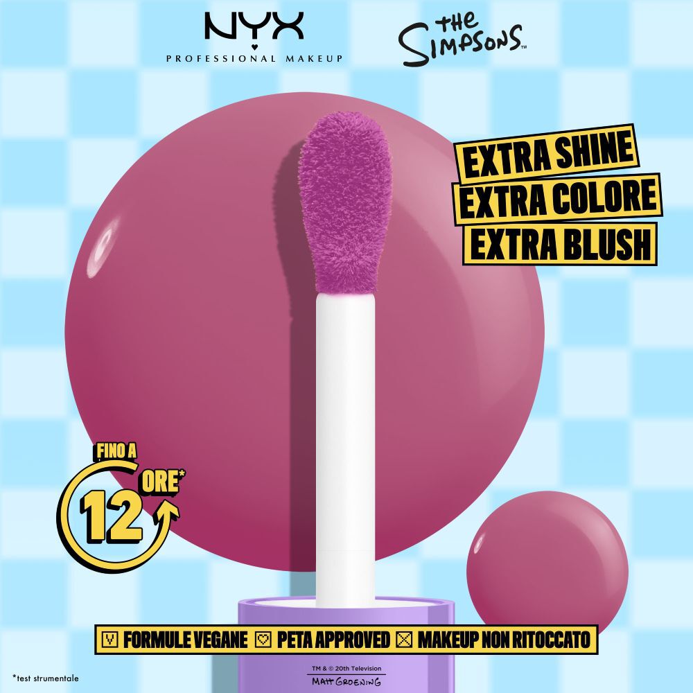 Packshot del blush NYX Professional Makeup The Simpsons Fat Blush con swatch rosso e testo sui benefici del prodotto su sfondo a scacchi blu, tonalita 02 Lavender Sass.