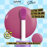Packshot del blush NYX Professional Makeup The Simpsons Fat Blush con swatch rosso e testo sui benefici del prodotto su sfondo a scacchi blu, tonalita 02 Lavender Sass.
