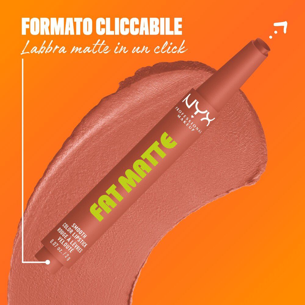 Applicatore del rossetto NYX Fat Matte Smooth Color su una sfumatura di prodotto, sfondo arancione nella tonalita 01 Cozy Whipped
