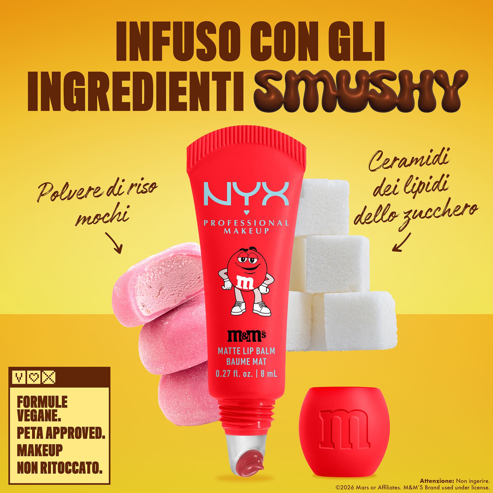 Tubetto di balsamo labbra opaco rosso NYX Professional Makeup M&M'S su sfondo giallo con immagini di polvere di riso mochi e ceramidi di lipidi dello zucchero, oltre al testo che indica formula vegana, cruelty-free e assenza di fotoritocco sul makeup.