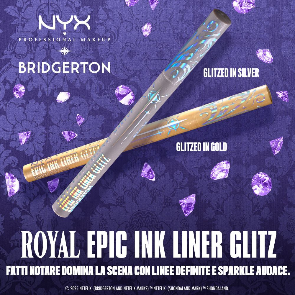 Due eyeliner NYX PMU x Bridgerton Royal Epic Ink Liner Glitz (argento e oro) su sfondo viola dai toni gioiello. Testo: 'Domina la sala da ballo con linee definite e sparkle audace.'