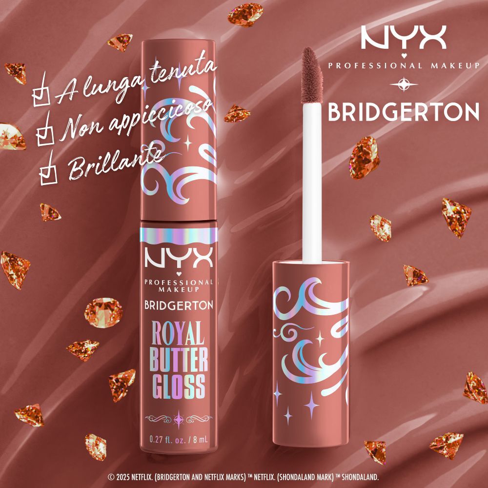 Primo piano di un tubetto di NYX PMU Bridgerton Royal Butter Gloss. Il testo ne esalta i benefici: 'a lunga tenuta', 'non appiccicoso' e 'brillante'. Tonalita 02 Praline. 