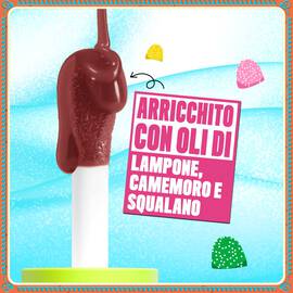 Visual stilizzato di una grande goccia marrone, simile al cioccolato, che scende dall’applicatore su uno sfondo azzurro chiaro. Il testo mette in evidenza gli ingredienti principali: "OLIO DI SQUALANO", "OLIO DI LAMPONE" e "OLIO DI CAMEMORO"
