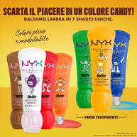 Sette tubetti di balsamo labbra opaco NYX Professional Makeup M&M'S in diversi colori mostrati su sfondo giallo, con testo che evidenzia 7 tonalita uniche, pigmento pieno modulabile e un risultato colore nitido.