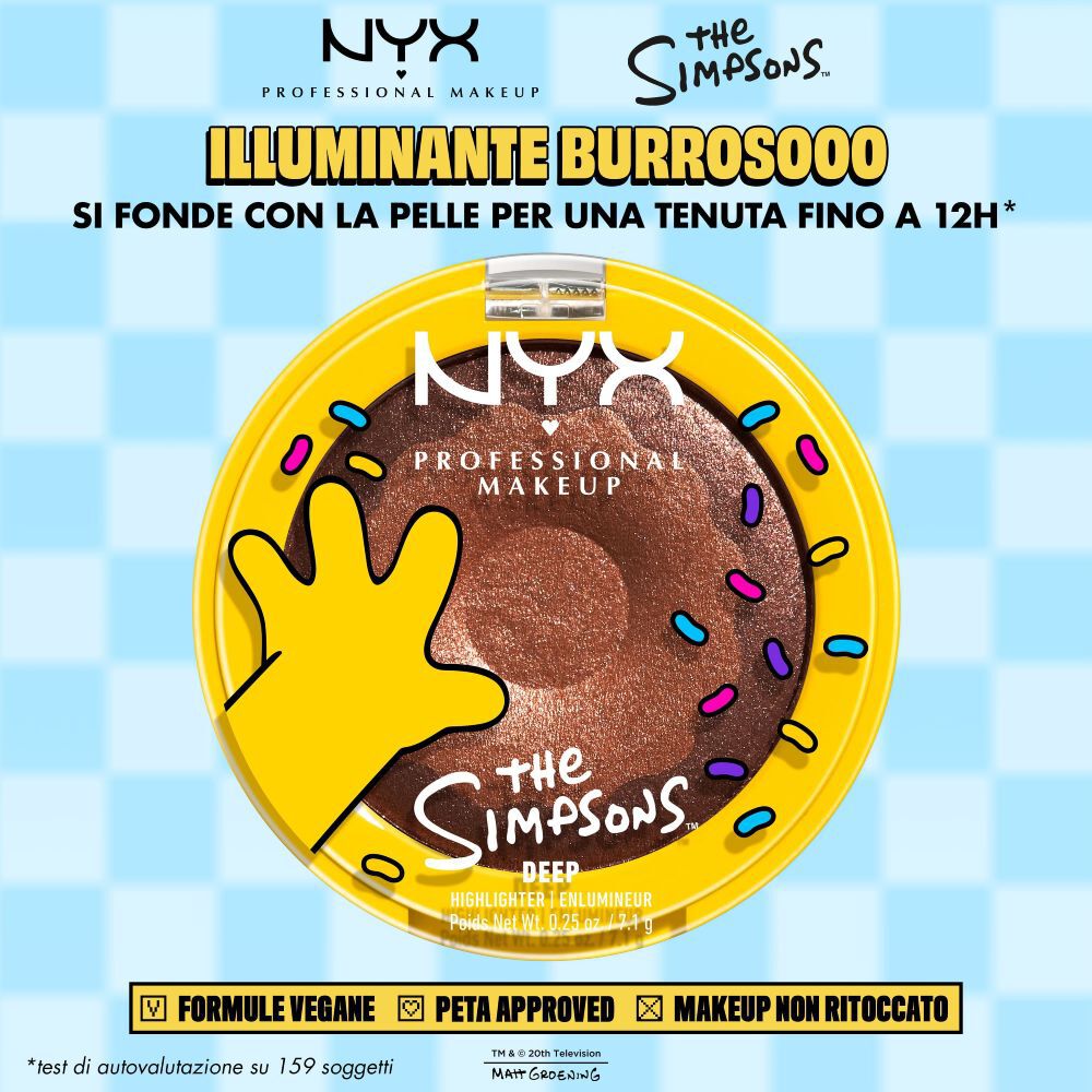 Packshot dell'illuminante NYX Professional Makeup The Simpsons con packaging a tema ciambella e testo sui benefici del prodotto su sfondo a scacchi blu, tonalita 02 Glazed Over.