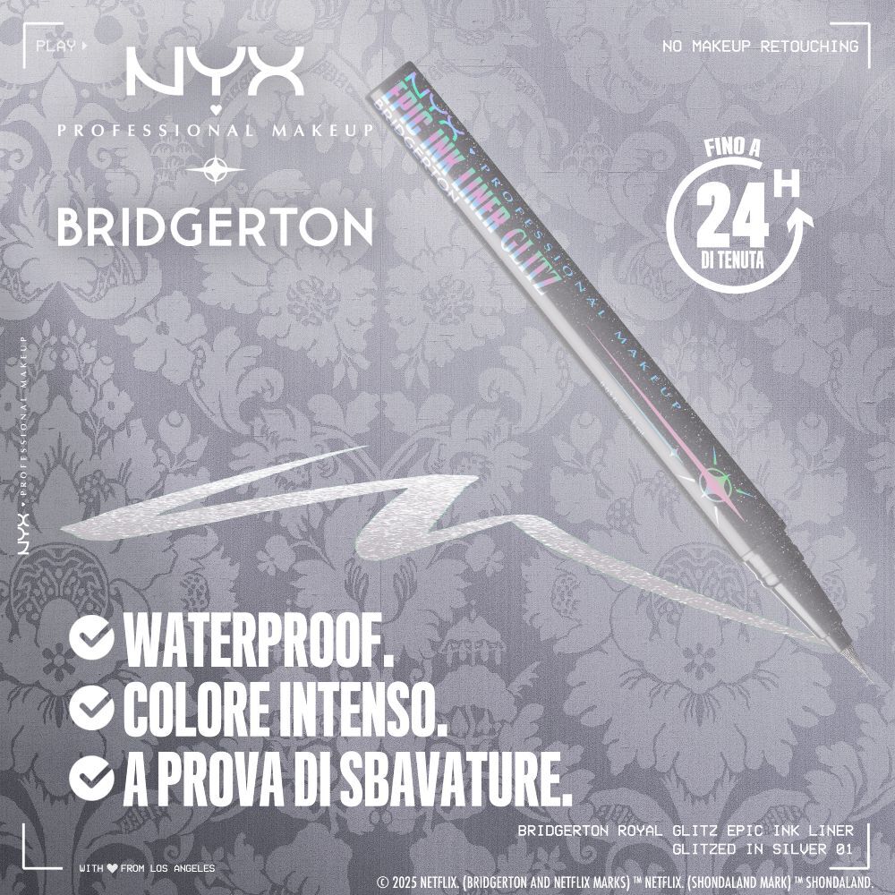 Primo piano della matita eyeliner argento NYX PMU x Bridgerton Royal Epic Ink Liner Glitz su sfondo oro. Testo: 'waterproof colore intenso a prova di sbavature', 'fino a 24H di tenuta con icona orologio. Tonalita 01 Glitzed In Silver.