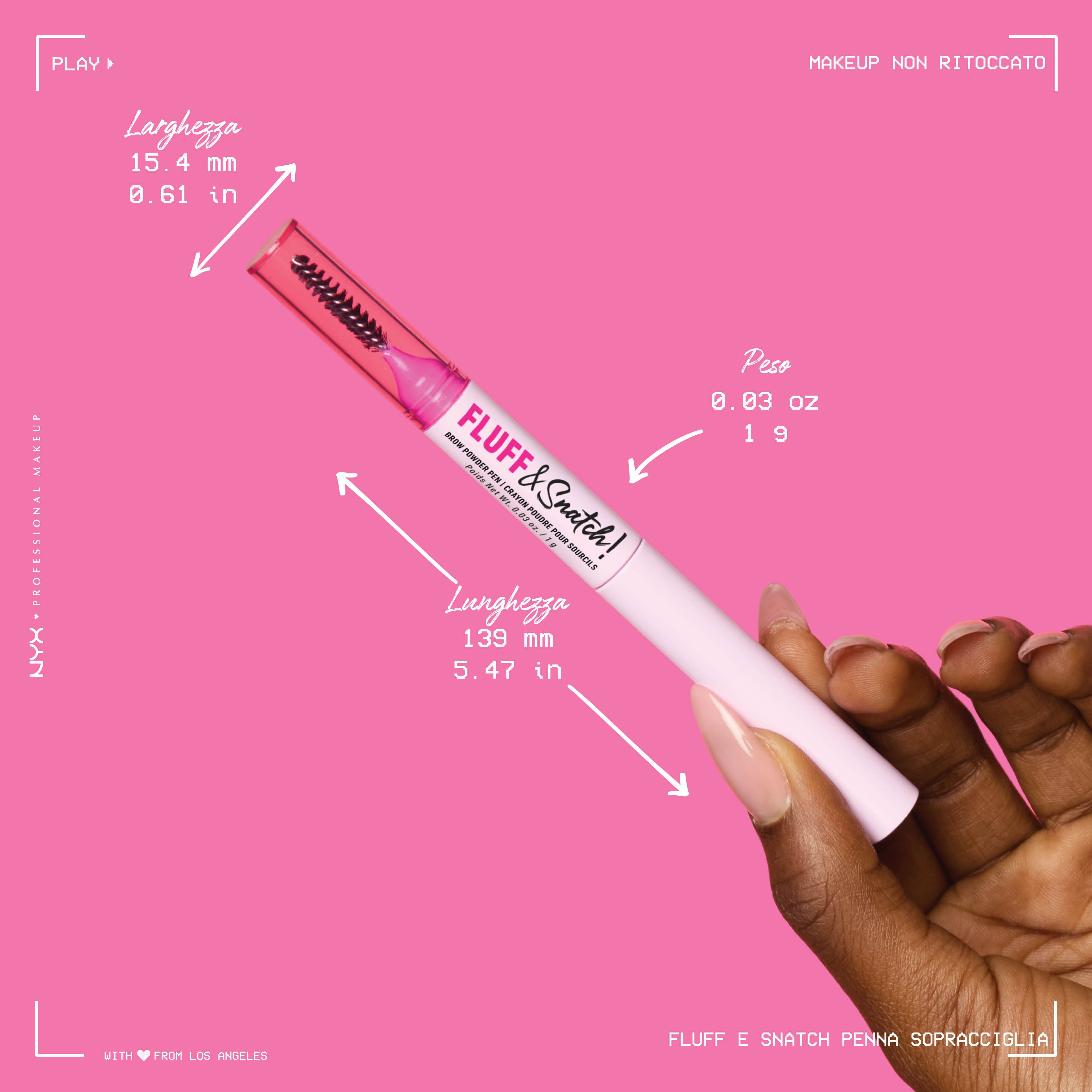 Mano che tiene la penna per sopracciglia in polvere NYX Professional Makeup Fluff and Snatch, sfondo rosa con dimensioni del packaging del prodotto.