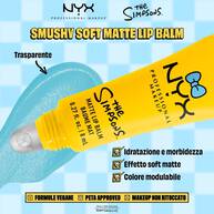 Packshot del balsamo labbra opaco NYX Professional Makeup The Simpsons Smushy Matte con testo sui benefici del prodotto e swatch blu su sfondo blu, tonalita 03 Peekaboo Blue.