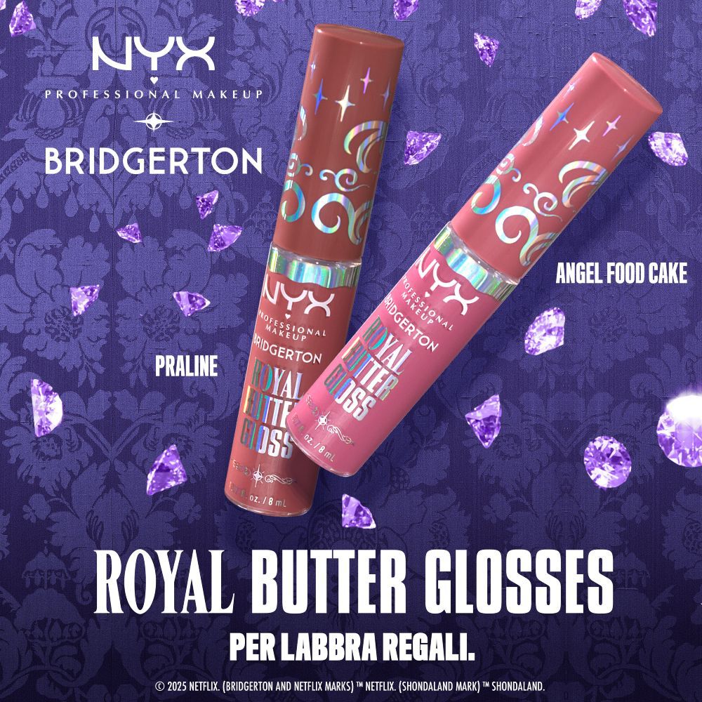 Due tubetti di NYX PMU Bridgerton Royal Butter Gloss, uno marrone neutro e uno rosa-nude, su sfondo viola a tema Bridgerton. Il testo proclama: 'RIVENDICA LE LABBRA DA REAME!