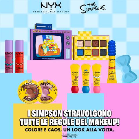 Collezione NYX Professional Makeup The Simpsons con blush in stick, illuminanti, palette di ombretti, balsami labbra, gel per sopracciglia, e spugnetta blu su cielo azzurro con nuvole.