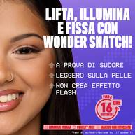 Primo piano del volto sorridente di una donna con un trucco perfetto, che illustra i benefici della cipria fissante NYX Professional Makeup Wonder Snatch.