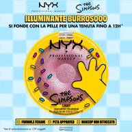 Packshot dell'illuminante NYX Professional Makeup The Simpsons con packaging a tema ciambella e testo sui benefici del prodotto su sfondo a scacchi blu, tonalita 01 Donut mind if I do.
