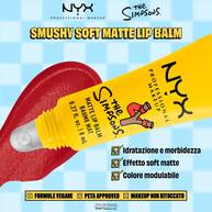 Packshot del balsamo labbra opaco NYX Professional Makeup The Simpsons Smushy Matte con testo sui benefici del prodotto e swatch rosso su sfondo blu, tonalita 02 Rebel Red.
