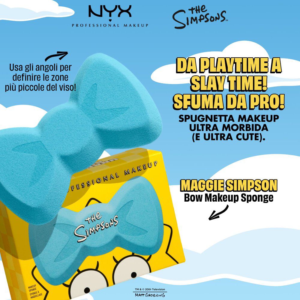 Packshot della spugnetta trucco NYX Maggie Simpson Bow con testo sui benefici del prodotto e spugnetta blu a forma di fiocco su sfondo blu.