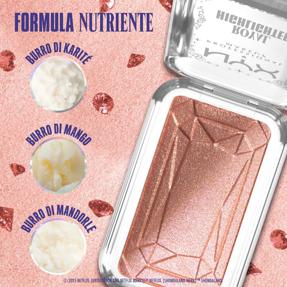 Illuminante compatto NYX Professional Makeup Bridgerton Royal Highlighter aperto su uno sfondo scuro. Il testo evidenzia 'FORMULA NUTRIENTE' con riferimenti a burro di karite, mango e mandorla nella tonalita 01 Iridescent Peach