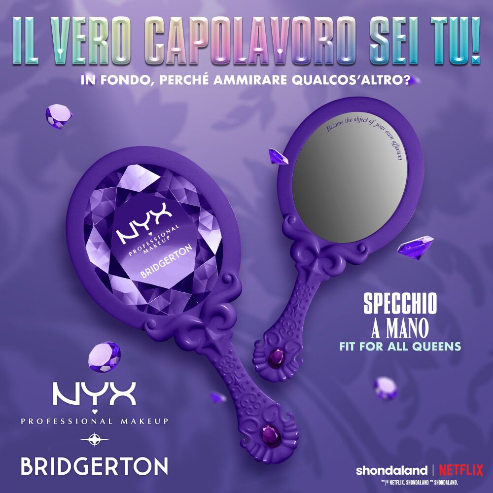 NYX Professional Makeup Bridgerton Royal Reflections Handheld Mirror con manico viola decorato, che evidenzia il beneficio come specchio portatile da trucco adatto alle regine su uno sfondo viola.