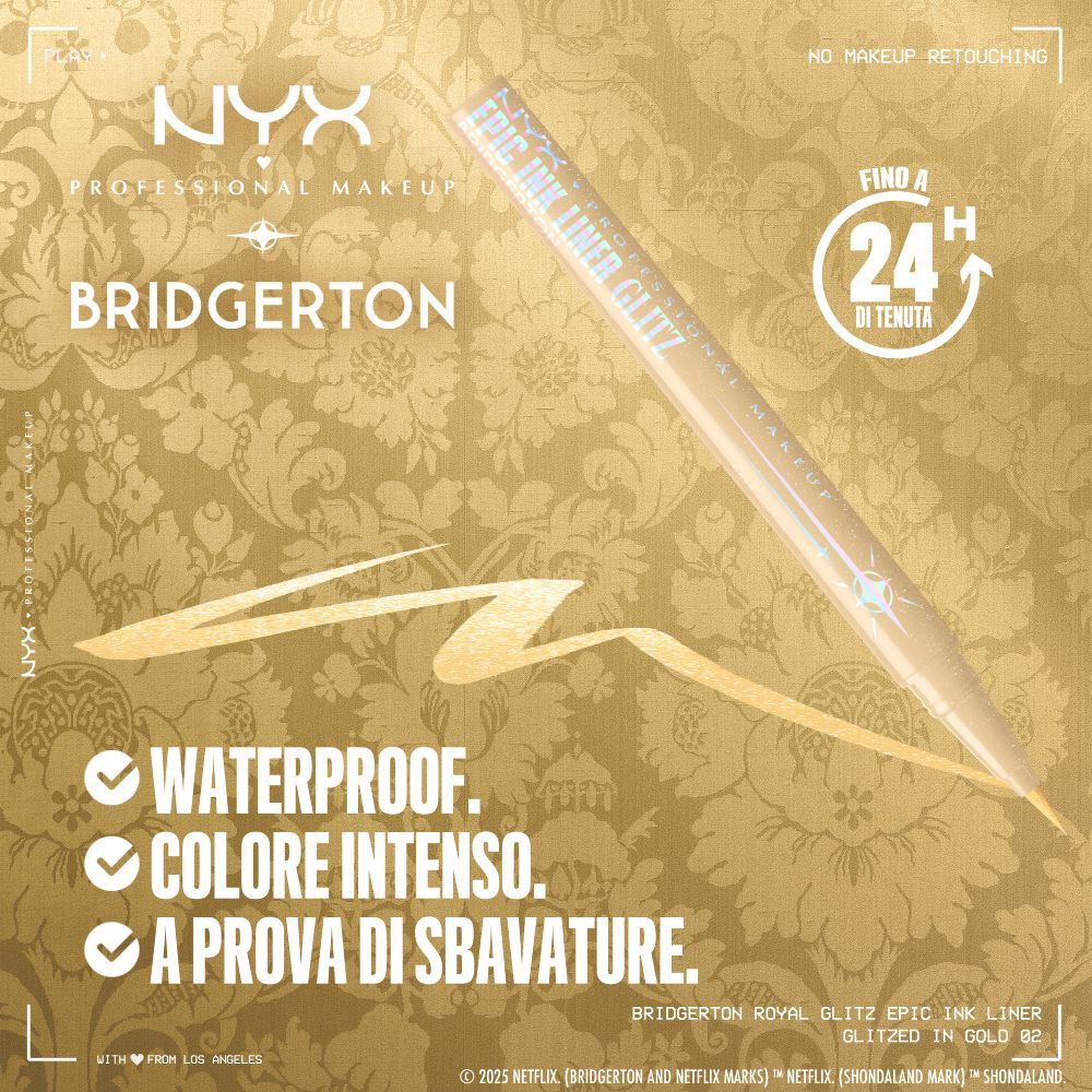 Primo piano della matita eyeliner oro NYX PMU x Bridgerton Royal Epic Ink Liner Glitz su sfondo oro. Testo: 'waterproof colore intenso a prova di sbavature', 'fino a 24H di tenuta' con icona orologio. Tonalita 02 Glitzed In Gold.