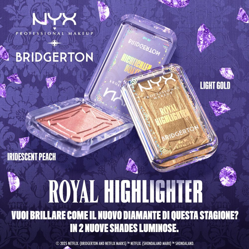 Due versioni dell'illuminante  NYX Professional Makeup Bridgerton Royal Highlighter: una classica dorata e una con una tonalita piu chiara ed eterea. Il testo evidenzia 'PACK PREMIUM' e '2 TONALITA LUSSUOSE!' su uno sfondo viola e cristallino.