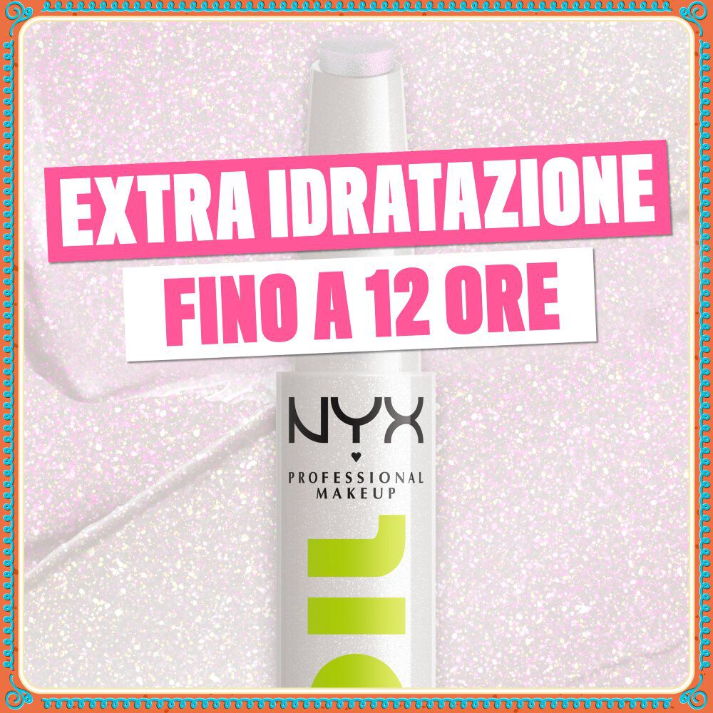 Primo piano di un singolo pack di NYX Fat Oil Slick Click. Il beneficio principale evidenziato e "EXTRA IDRATAZIONE FINO A 12 ORE", su uno sfondo rosa chiaro scintillante.